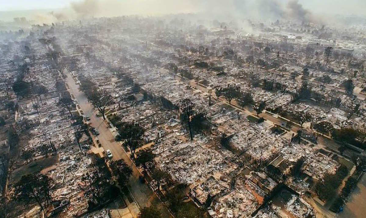 Devastanti le conseguenze degli incendi che stanno colpendo numerose aree nei pressi di Los Angeles