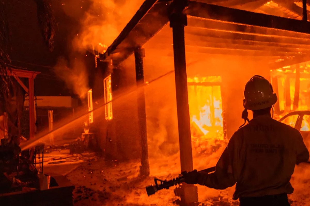 Sono 24 finora le vittime degli incendi nella contea di Los Angeles, con i vigili del fuoco che stanno ancora lottando per cercare di contnerli