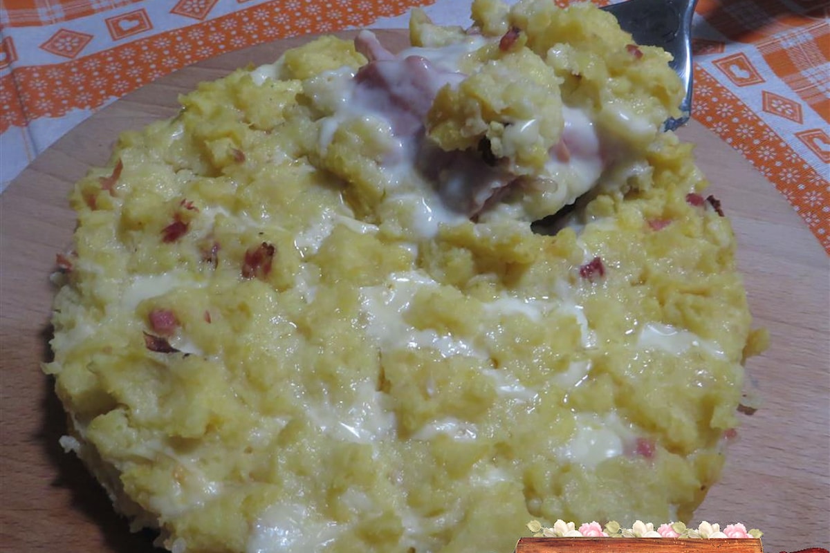 Sbriciolata di patate con mortadella e formaggio: un tripudio di sapori!