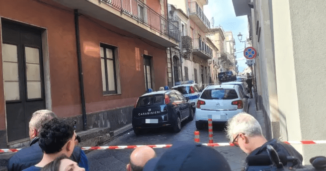 Catania: La tragedia, madre getta figlia di pochi mesi dal balcone