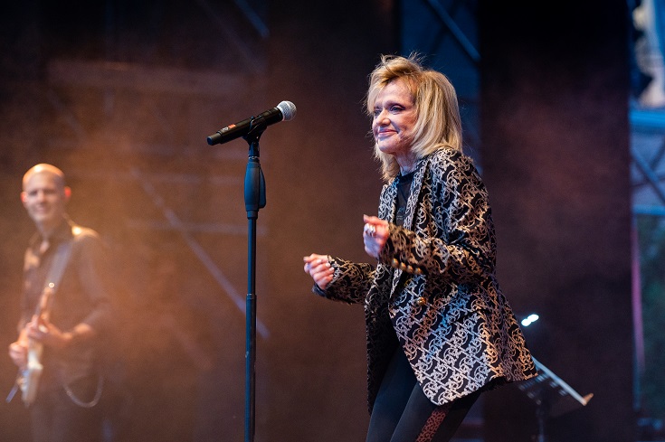 Rita Pavone: Un Piede nel Passato e lo Sguardo Dritto e Aperto nel Futuro al Manzoni