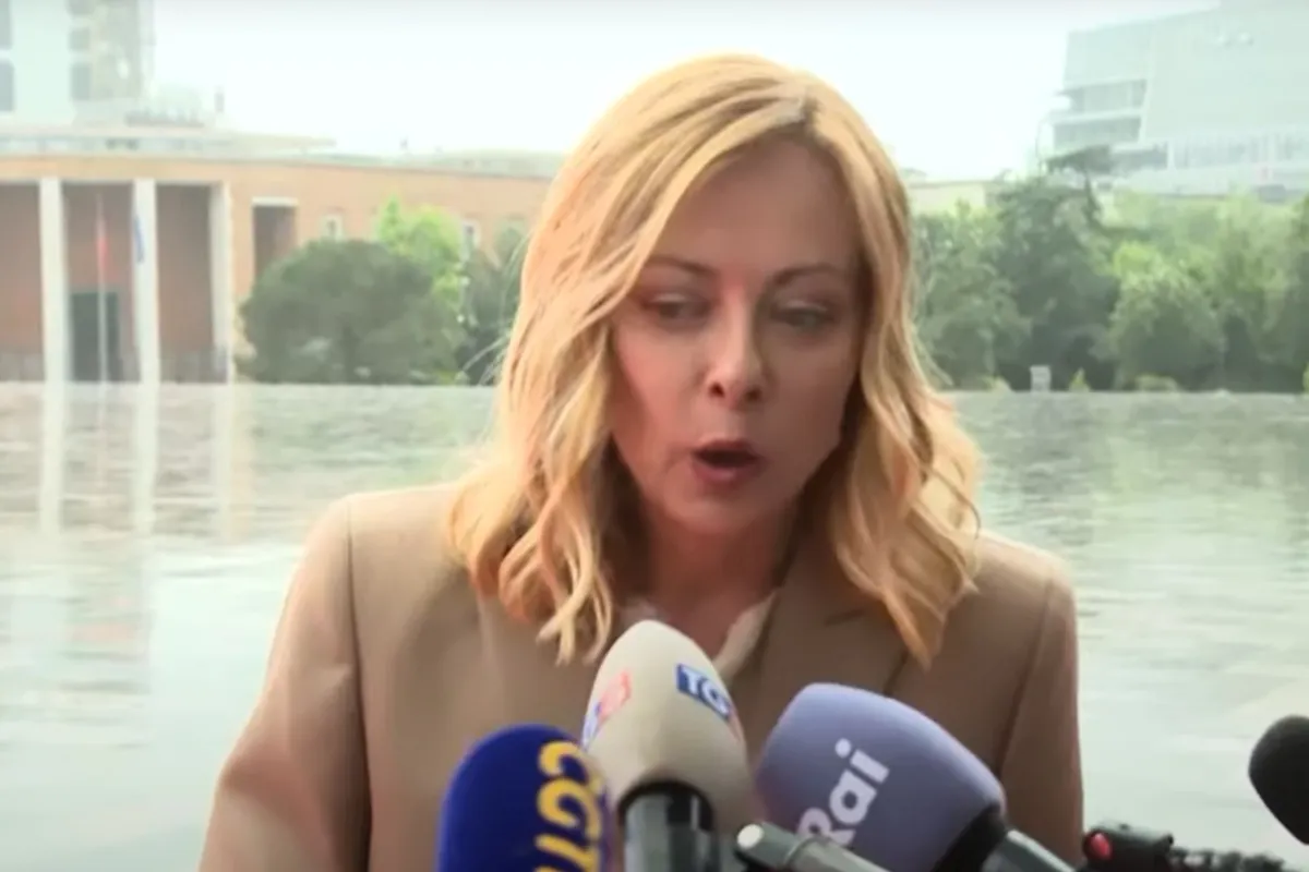 Meno male che Meloni era tenuta in considerazione a livello internazionale, altrimenti a Tirana chissà cosa sarebbe accaduto...