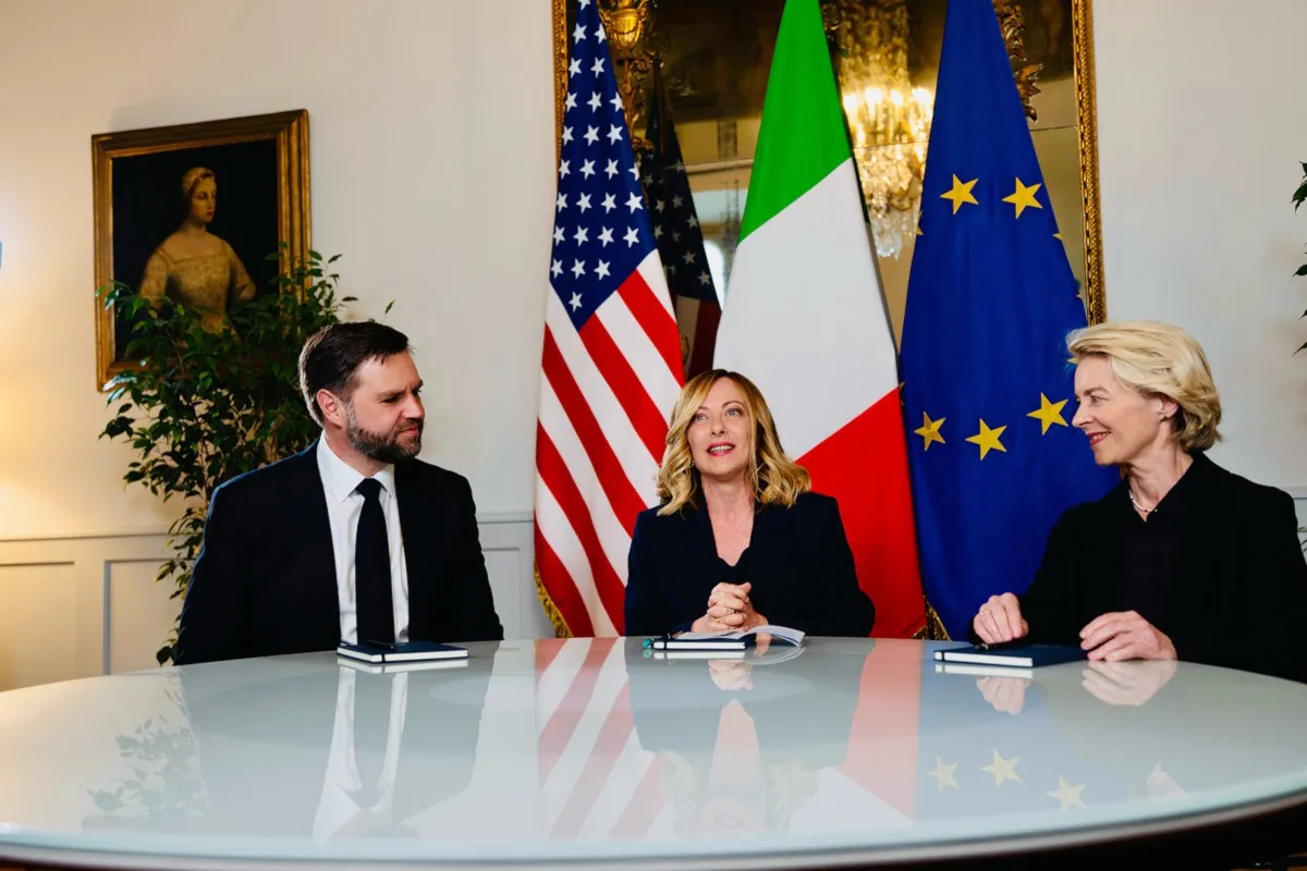 Meloni tenta il rilancio dopo Tirana: trilaterale con USA e UE a Palazzo Chigi nel giorno dell'inizio del pontificato di Leone XIV