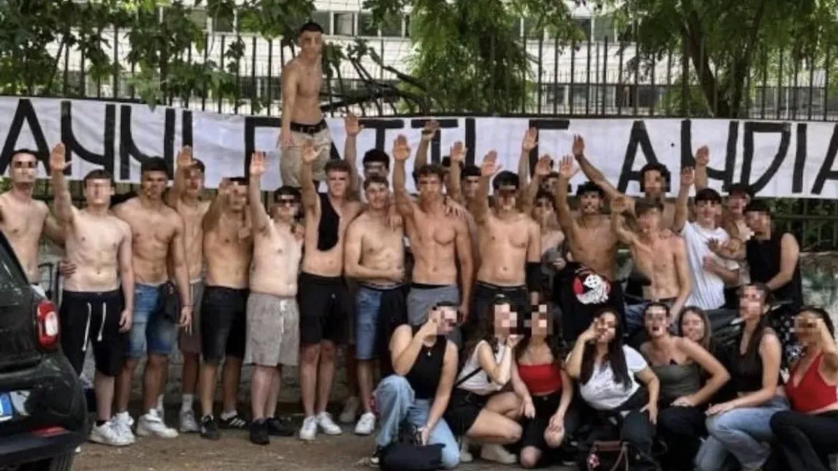 Roma, al Liceo Malpighi la meglio gioventù del conservatorismo (post) fascista celebra la maturità con il saluto romano