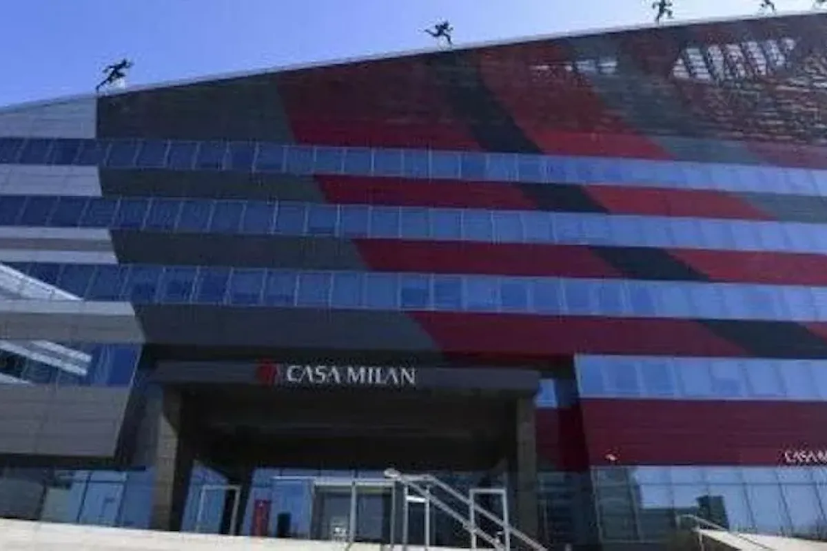 La Guardia di Finanza perquisisce la sede del Milan nell'ambito di un'indagine per stabilire l'effettiva proprietà del club