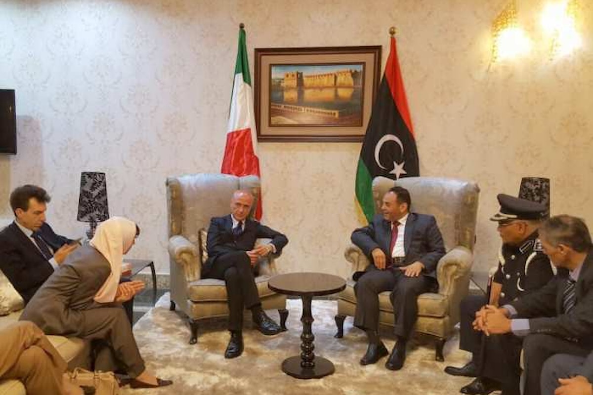 Minniti in Libia per fermare i trafficanti libici, con Sarraj che suggerisce di bombardarli