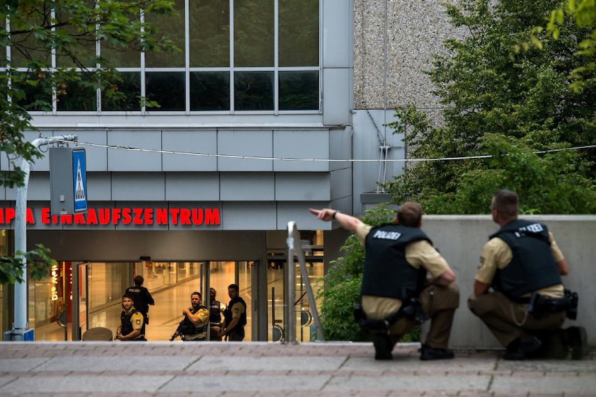 Spari in un centro commerciale a Monaco di Baviera. Diversi morti e feriti. La polizia parla di atto terroristico