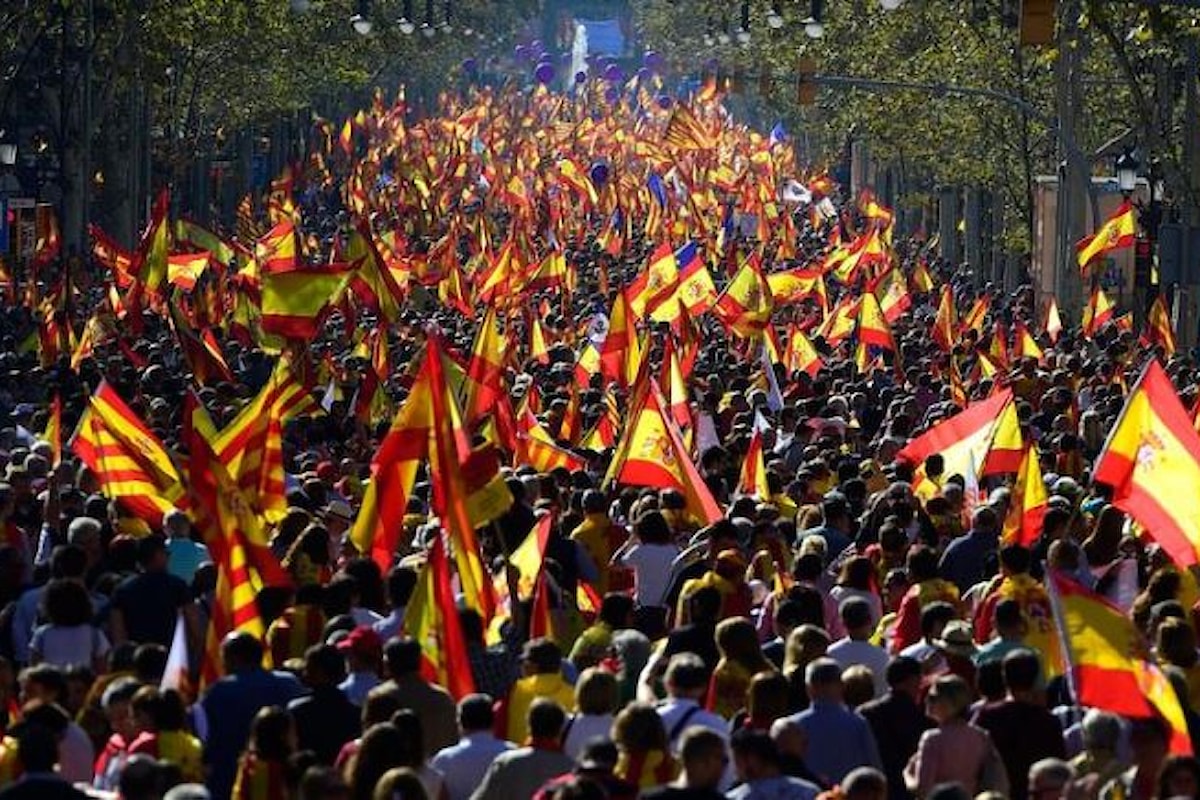 Domenica 29 ottobre gli unionisti sfilano nuovamente per le vie di Barcellona chiedendo la prigione per Puigdemont