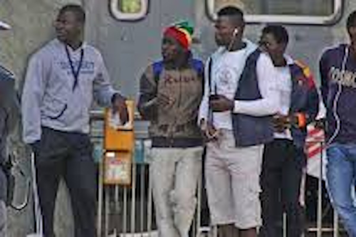 Cagliari, sbarcati più di 800 migranti. Poliziotti arrabbiati perché non vengono pagati da febbraio