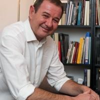 Marco Carra: sostegno ai caregiver (persone che si occupano dei famigliari non autosufficienti)