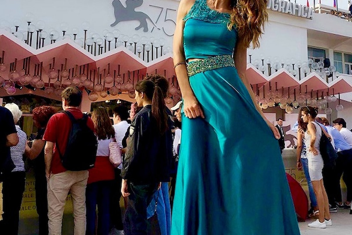 La giornalista di ‘Striscia la Notizia’ Chiara Squaglia sceglie il glamour di Eles Italia al Festival del Cinema di Venezia