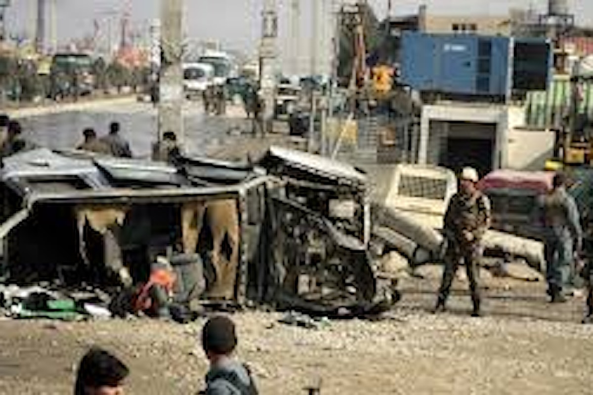 Afghanistan, attacco dei talebani a base militare: più di 140 i morti