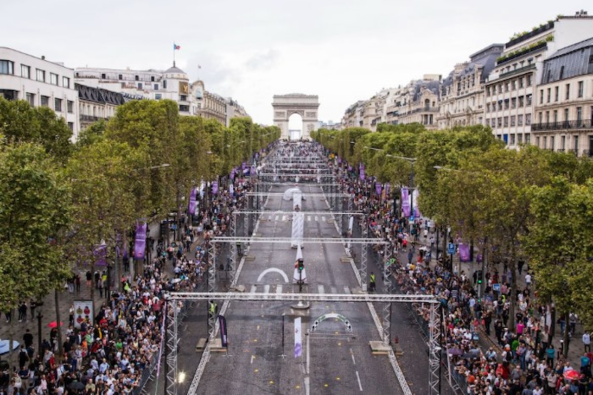 Gli Champs-Elysées trasformati in un campo di gara per il Paris Drone Festival