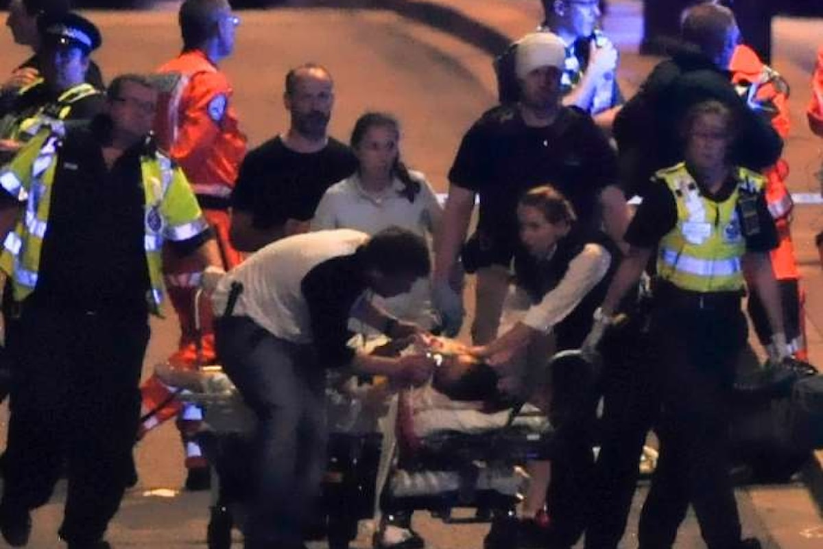 L'attacco a Londra. Sparati 50 colpi per fermare i terroristi. I londinesi si sono difesi con sedie e bottiglie