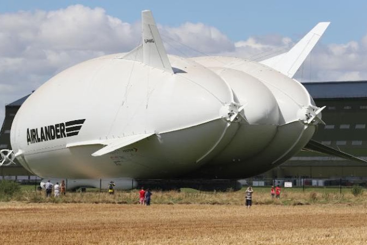 Uscito dall'hangar il più grande velivolo al mondo