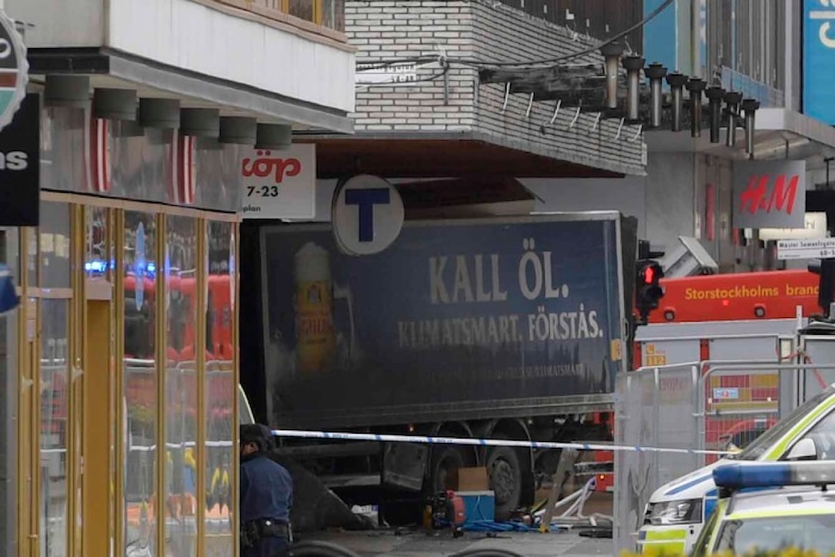 Attentato nel centro di Stoccolma, un camion investe la folla causando 3 morti e 8 feriti
