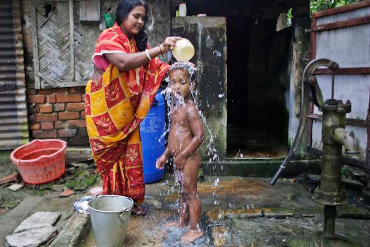 Secondo i dati di UNICEF e OMS 3 persone su 10 non hanno accesso ad acqua sicura e 6 su 10 non hanno accesso a servizi igienico-sanitari sicuri