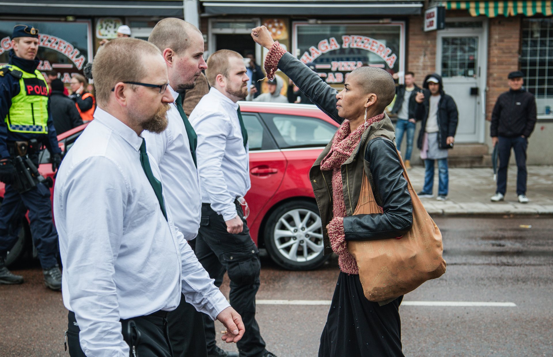 Svezia, il pugno chiuso di Tess Asplund contro i neonazisti