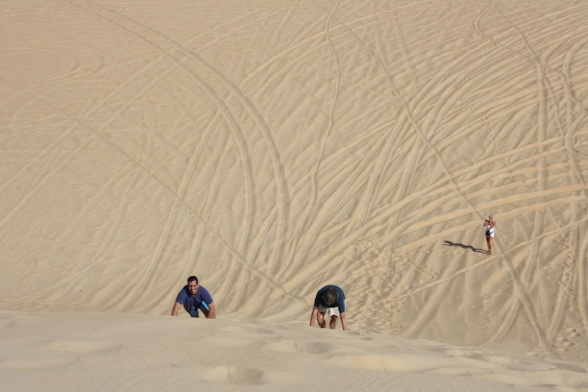 Esplorare il deserto con il proprio team di lavoro