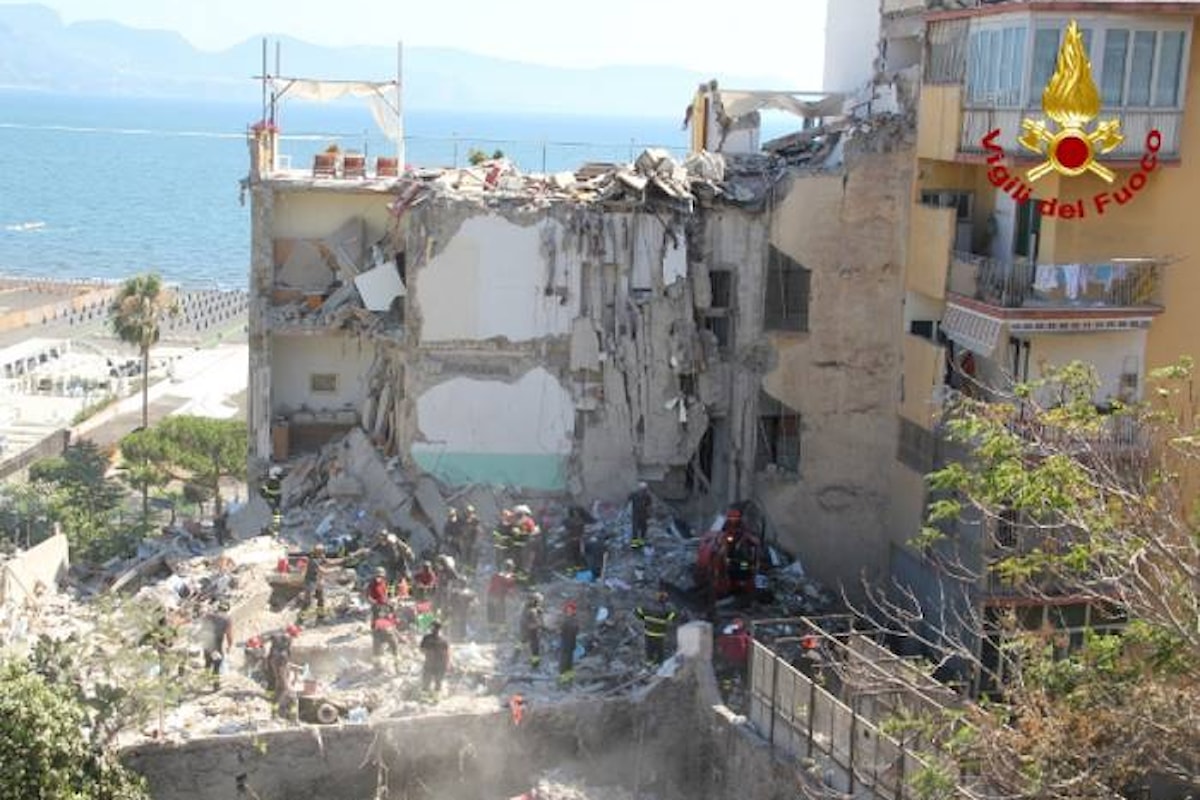 Recuperate otto vittime nel crollo della palazzina a Torre Annunziata
