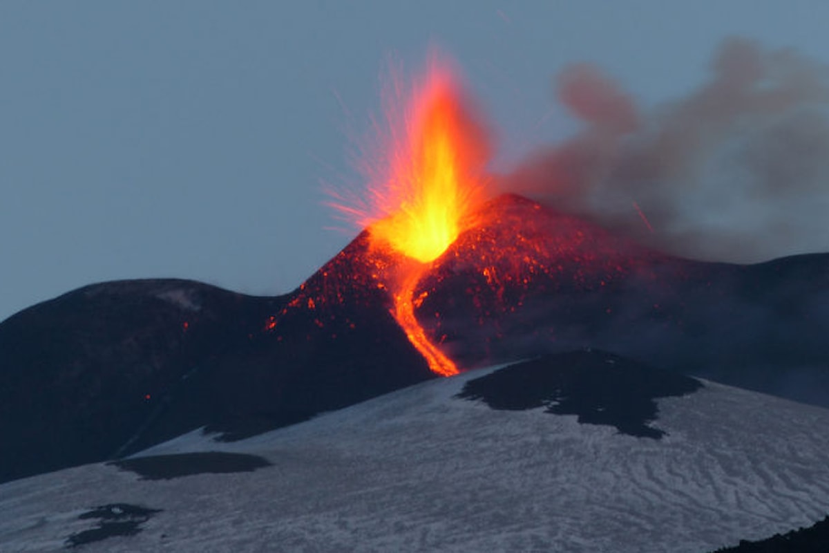 Etna, eruzione dal cratere ferisce 10 persone