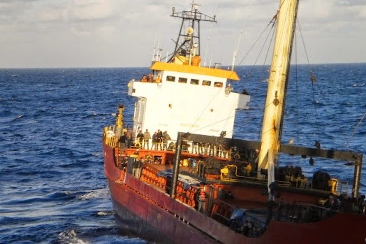 L'errore di ignorare la differenza tra una nave mercantile e una ONG