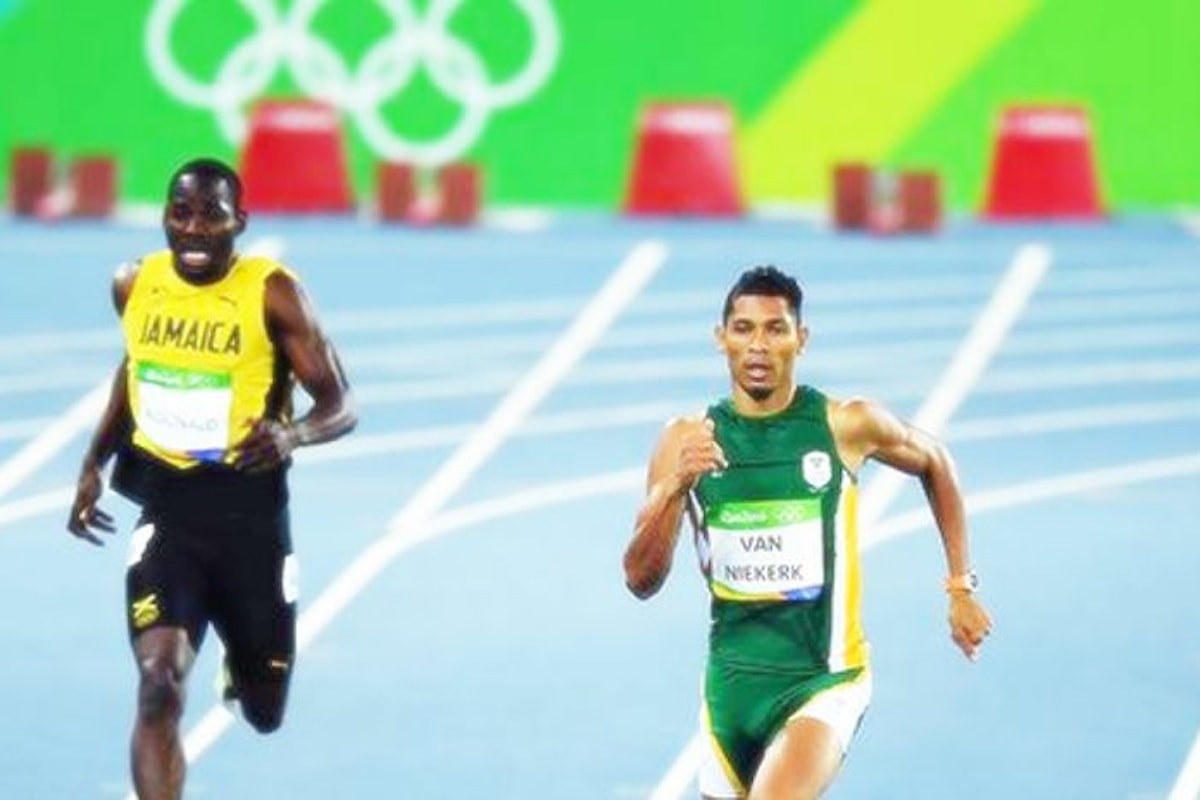 Rio 2016. Il sudafricano Wayde Van Niekerk vince nei 400 stabilendo il nuovo record del mondo