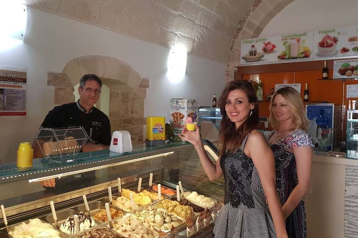 Toritto, Anna Falchi e Daniela Martani a Dolci Momenti secondo natura di Domenico Macchia