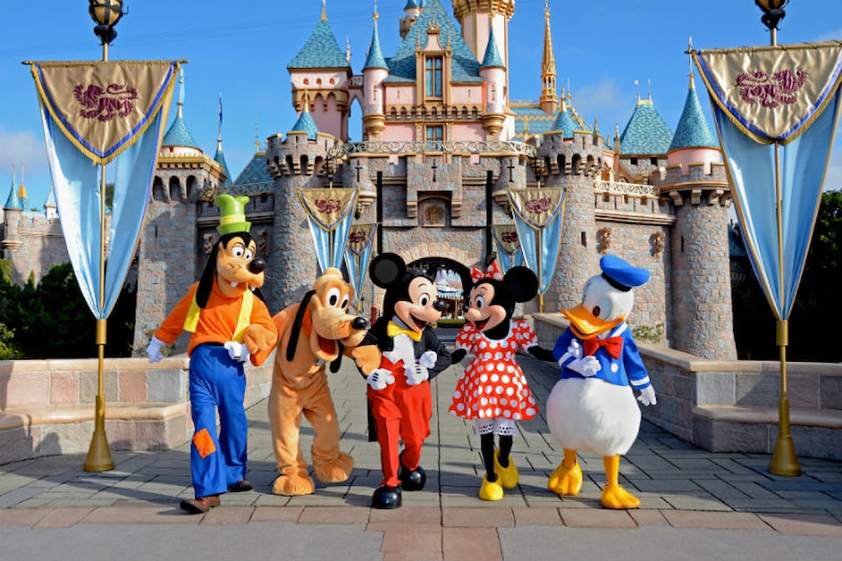 Famiglia musulmana in partenza per Disneyland fermata all'aeroporto di Gatwick