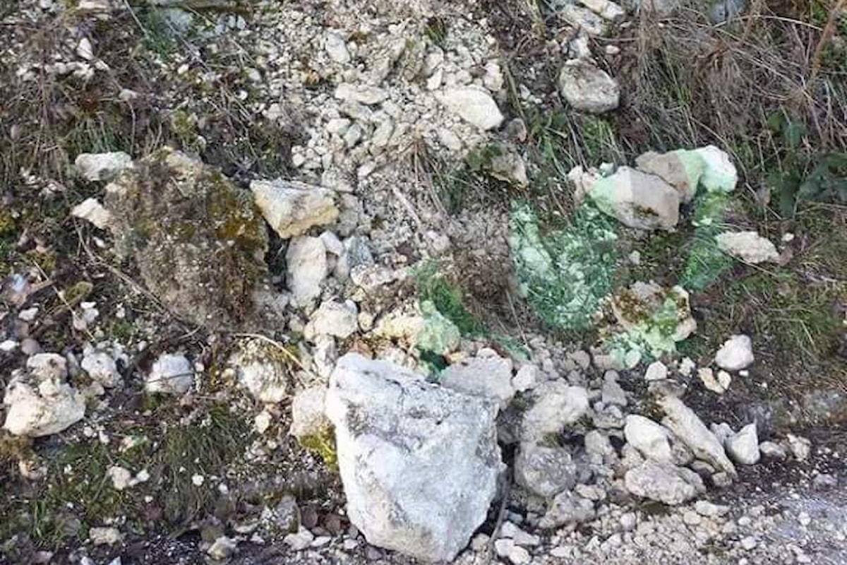 Camerota (SA): cadono sassi dal costone roccioso